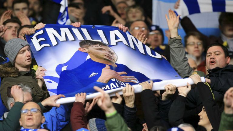 Aficionados de Cardiff City rinden tributo a Emiliano Sala