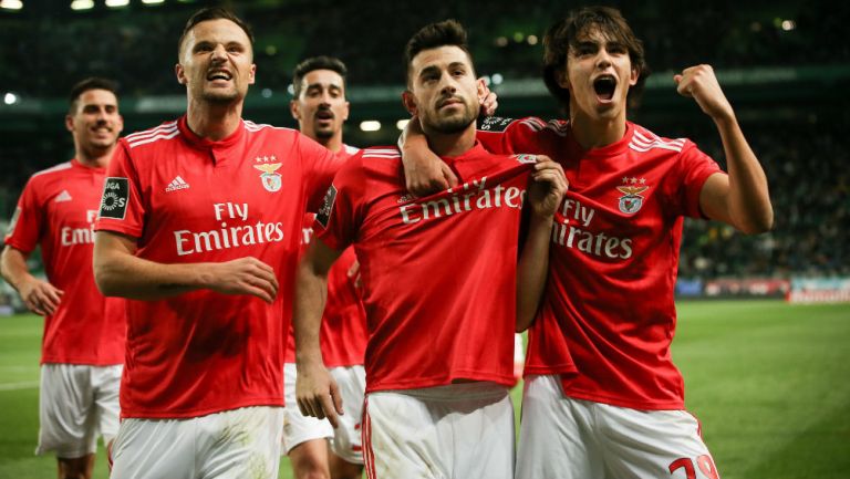 Benfica celebra una anotación frente al Nacional