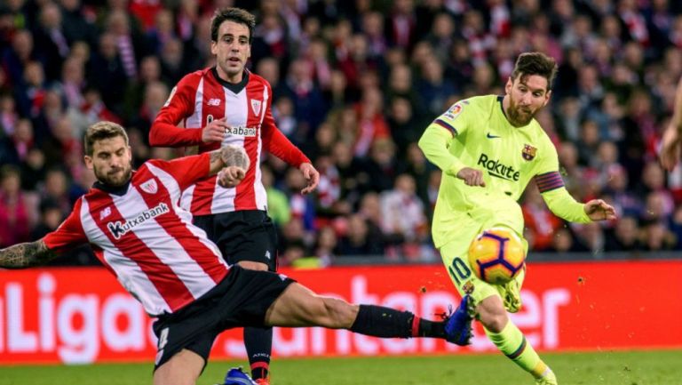 Iñigo Martínez trata de estorbar a Messi a la hora de rematar