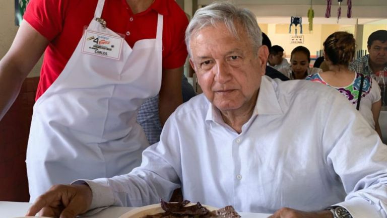 Andrés Manuel comiendo en una fonda en Guerrero