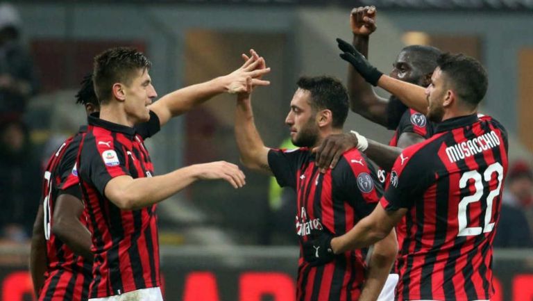 Jugadores del Milan festejan un gol