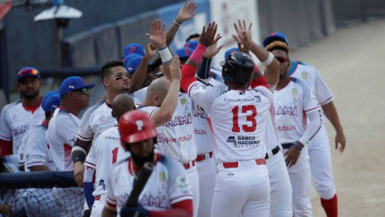 Jugadores de Panamá celebran una carrera