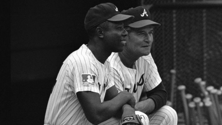 Hank Aaron y Luman Harris con el parche del 100 aniversario de la MLB