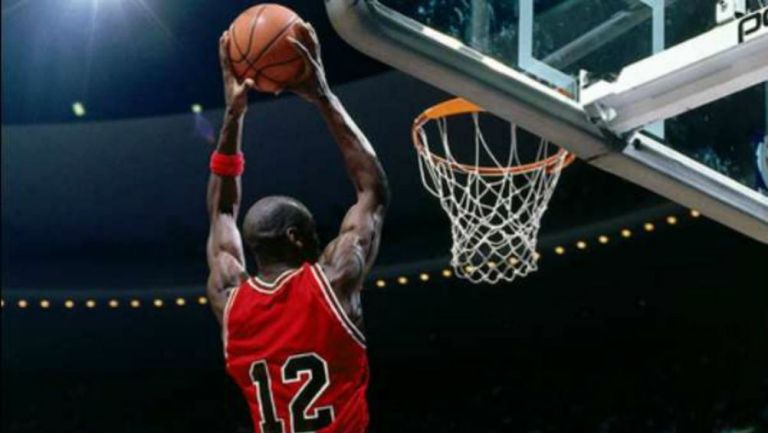 Michael Jordan portando el jersey 12