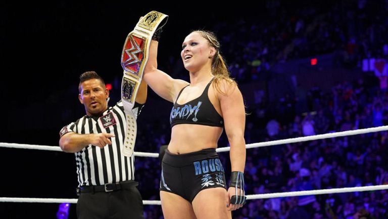 Ronda Rousey presume el campeonato Femenino de RAW