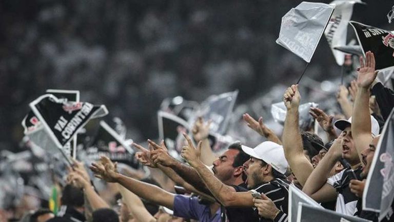 Seguidores de Corinthians alientan a su equipo