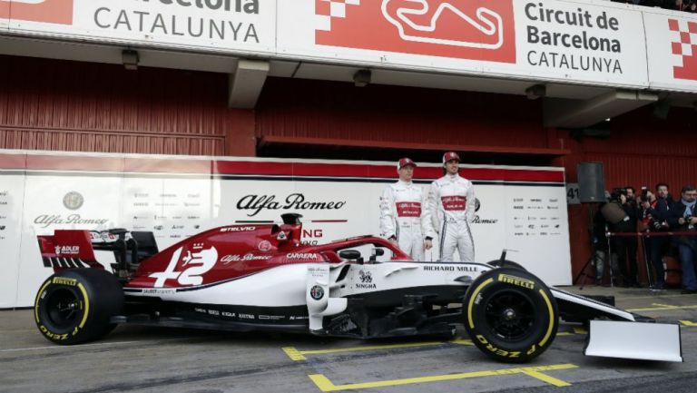 Kimi Raikkonen y Antonio Giovinazzi junto al Alfa Romeo C38