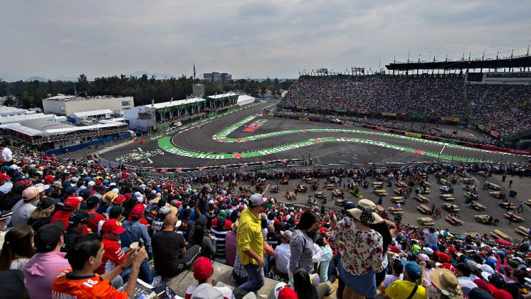 Gente observa el Gran Premio de México 