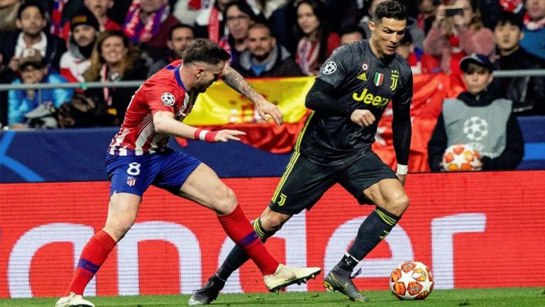 Cristiano conduce el esférico en duelo contra el Atlético