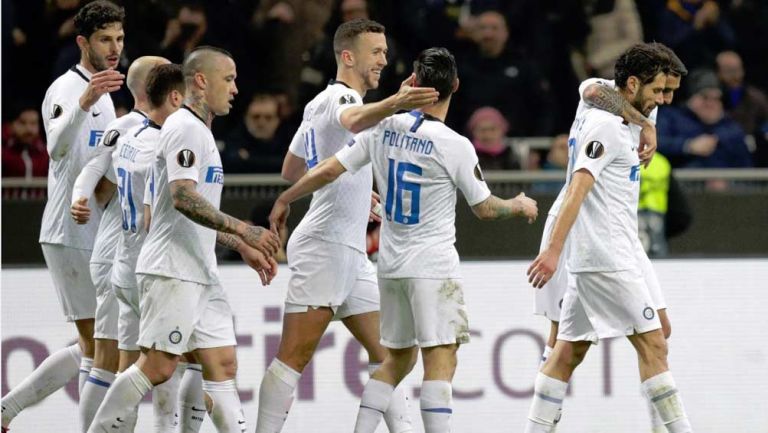 Jugadores del Inter celebran anotación contra el Rapid Viena