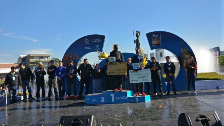 Ganadores del Medio Maratón de Guadalajara reciben sus respectivos premios 