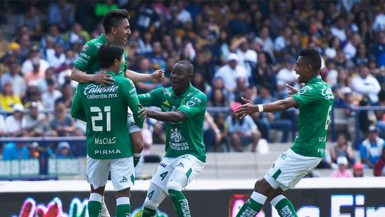 León festeja gol de Ángel Mena ante Pumas