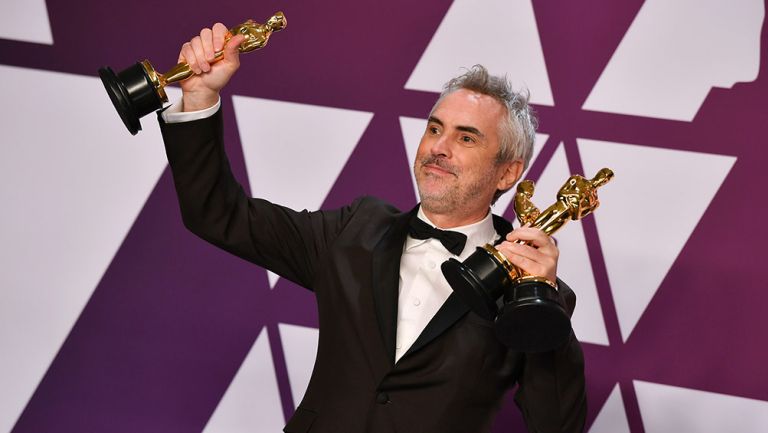 Cuarón con las tres estatuillas de los 'Oscars'
