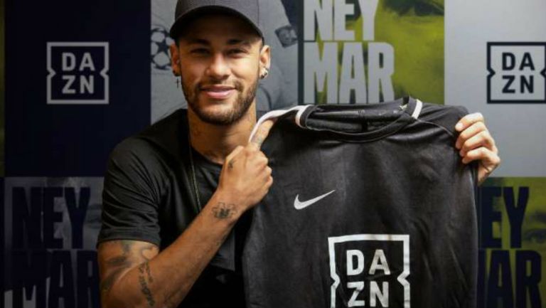 Neymar presume la playera de su 'nuevo equipo'