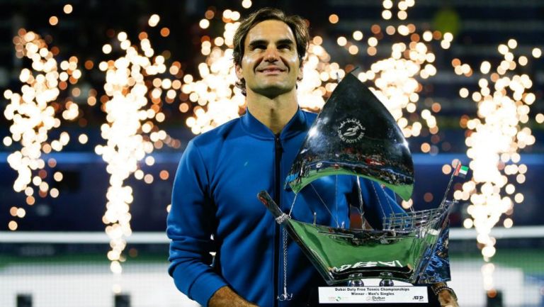 Federer posa con su trofeo tras ganar el torneo de Dubai