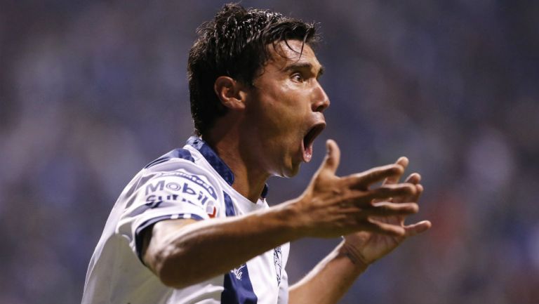 Matías Alustiza festeja un gol Puebla