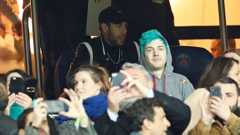 Neymar observa juego entre PSG y Manchester United