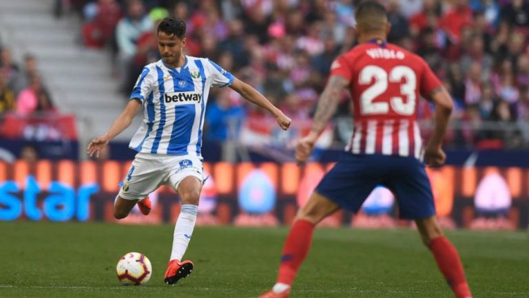Reyes golpea el balón en el juego vs Atlético de Madrid