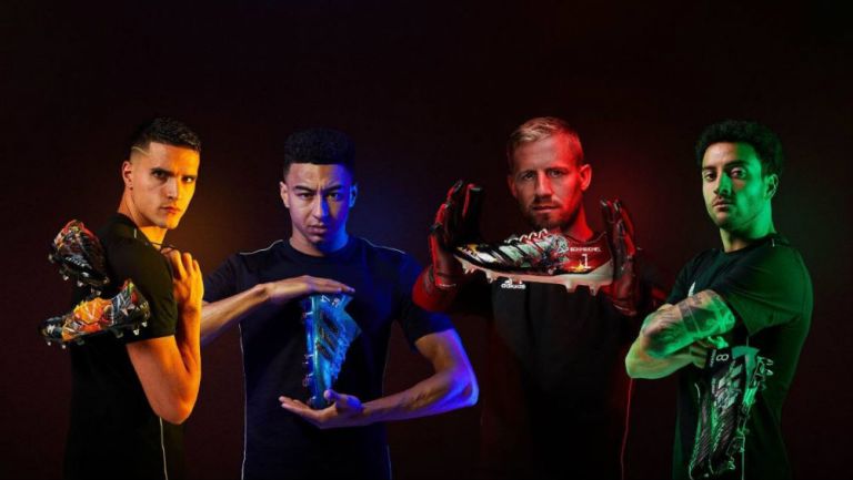 Jugadores de la Premier posan con calzado deportivo inspirado en Anthem