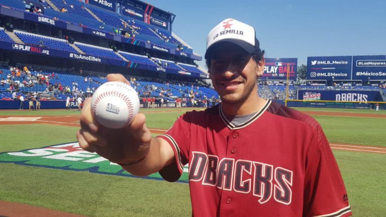 Nahuel Guzmán posa con una bola de béisbol 