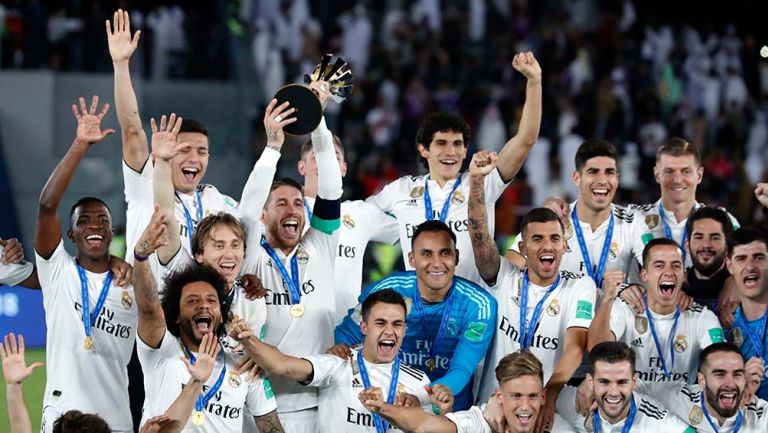 Jugadores del Real Madrid festejan el título