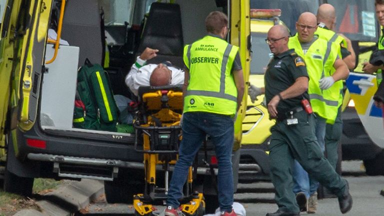 Paramédicos atendiendo a los afectados por el atentado en Nueva Zelanda