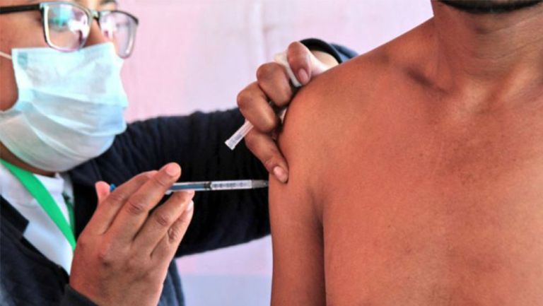Elemento de la Secretaría de Salud aplicando una vacuna 