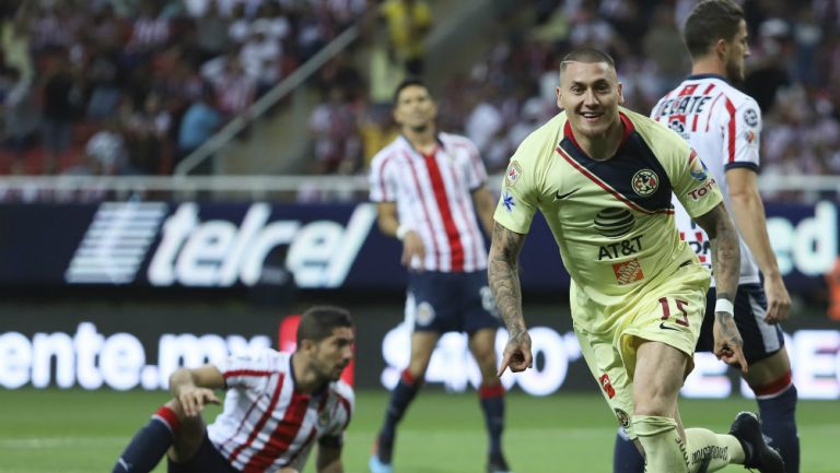 Nico Castillo festeja su gol contra Chivas