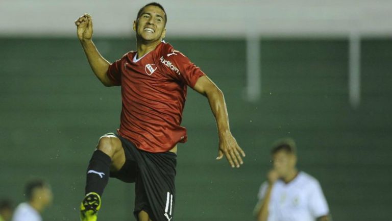 Cecilio Domínguez festeja un gol con Independiente