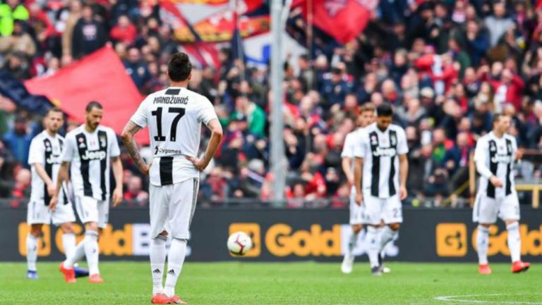Jugadores de Juventus se lamentan después del partido