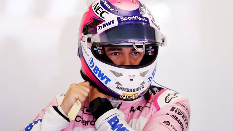 Checo Pérez se pone su casco previo a una carrera