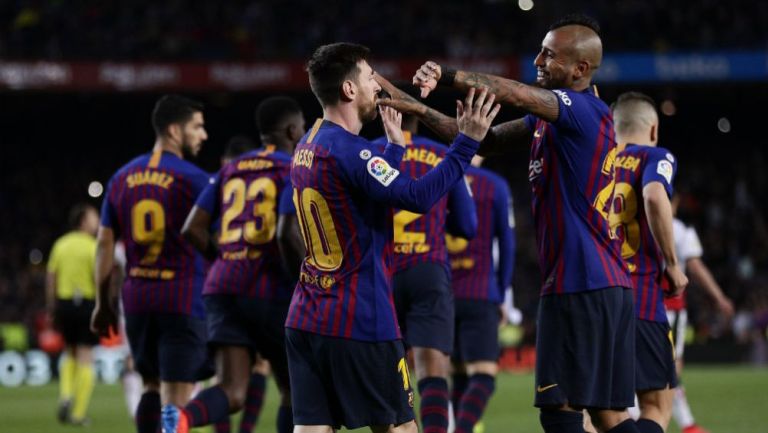 Vidal festeja con Messi un gol del Barcelona