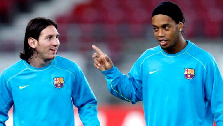 Lionel Messi y Ronaldinho durante un entrenamiento con el Barcelona 