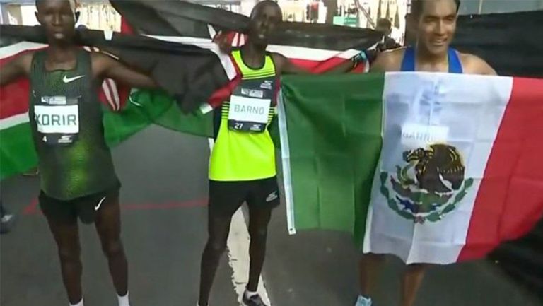 Juan Luis Barrios con la bandera de México 