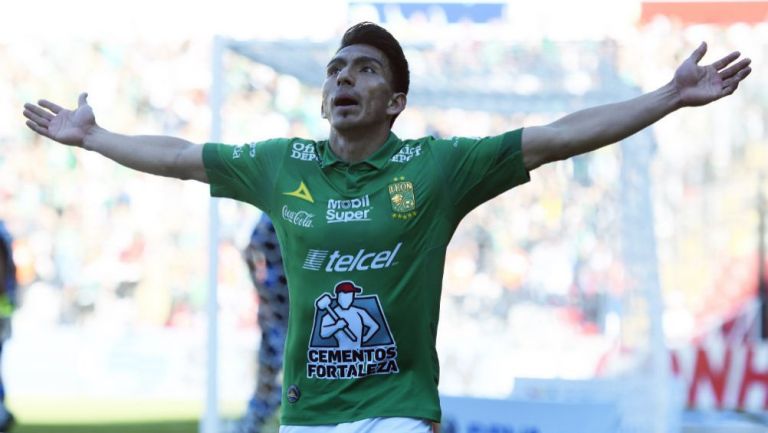 Ángel Mena festeja gol con León