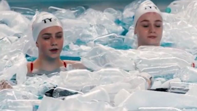 Kate Shortman e Isabelle Thorpe nadan rodeadas de basura 