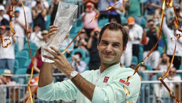 Roger Federer posa con su trofeo del Abierto de Miami