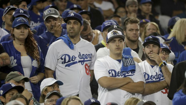 Aficionados de los Dodgers durante un partido