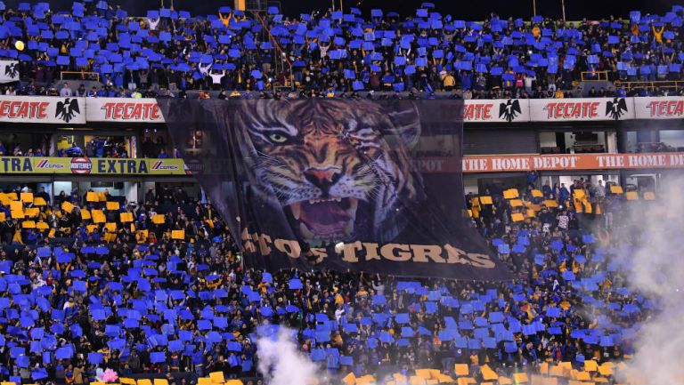 Afición de Tigres alienta a su equipo previo a duelo vs Cruz Azul 