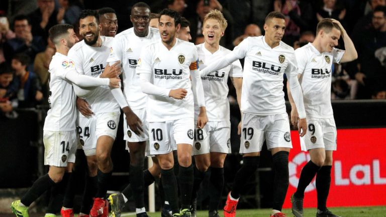 Valencia celebra una anotación frente al Real Madrid