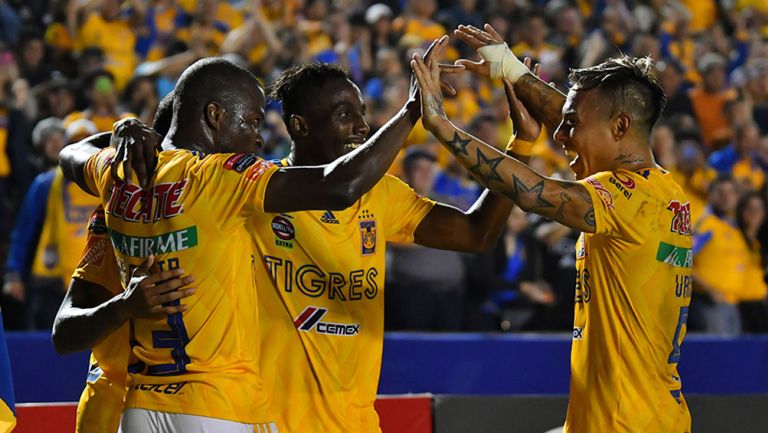 Los jugadores de Tigres festejan un gol contra Santos