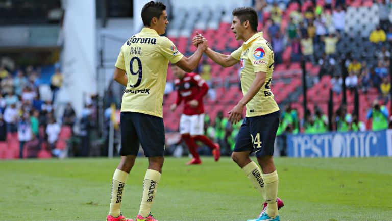 Raúl Jiménez y Oribe Peralta se dan la mano tras gol con América 
