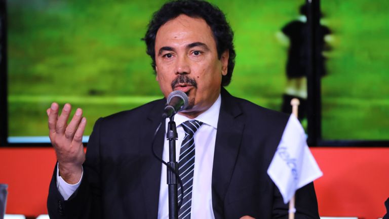 Hugo Sánchez, durante una conferencia de prensa 