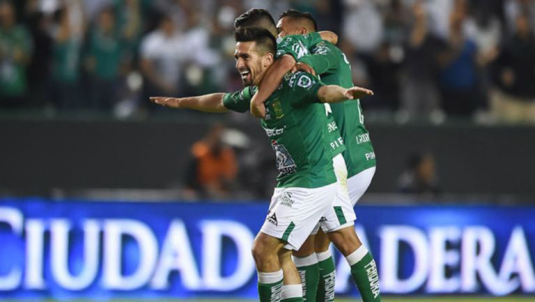 Fernando Navarro celebra gol con León