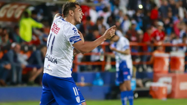 Leonardo Ulloa festeja uno de sus goles ante el Veracruz