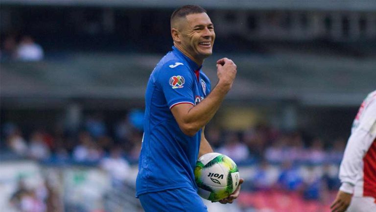 Pablo Aguilar en un partido con Cruz Azul 
