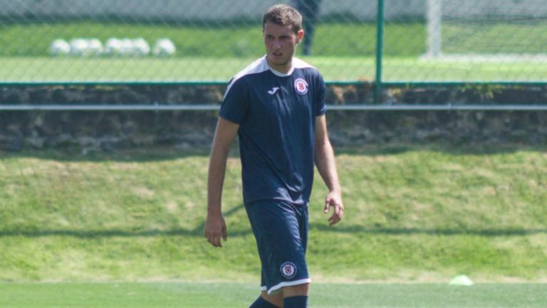 Santiago Giménez durante un entrenamiento con Cruz Azul 