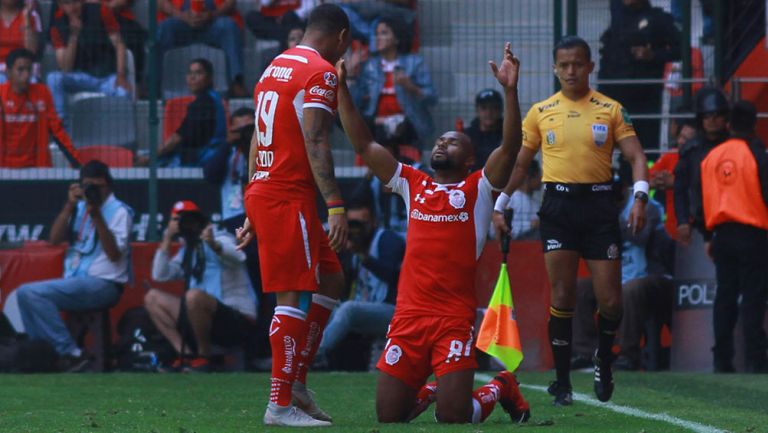William da Silva festeja gol con Toluca en la J13