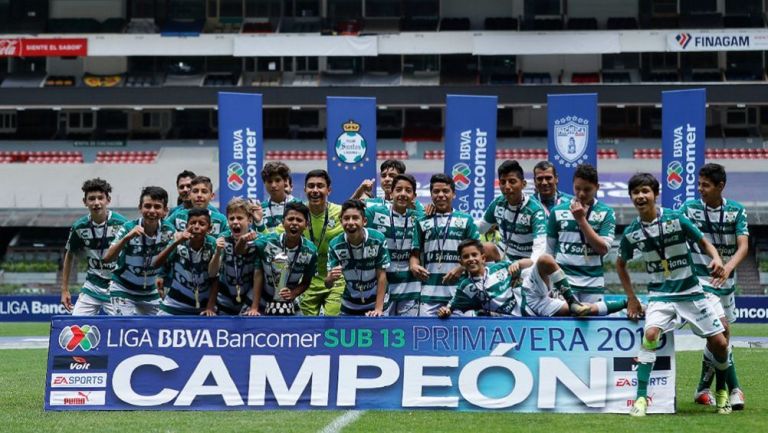 Santos Laguna festeja el título del torneo Sub 13