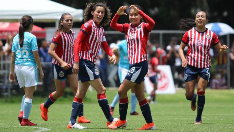 Dania Pérez festeja un gol con Chivas Femenil